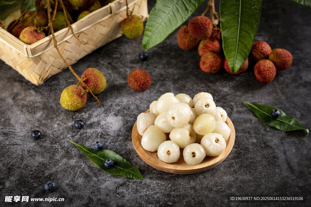 新鲜荔枝与其他水果组合