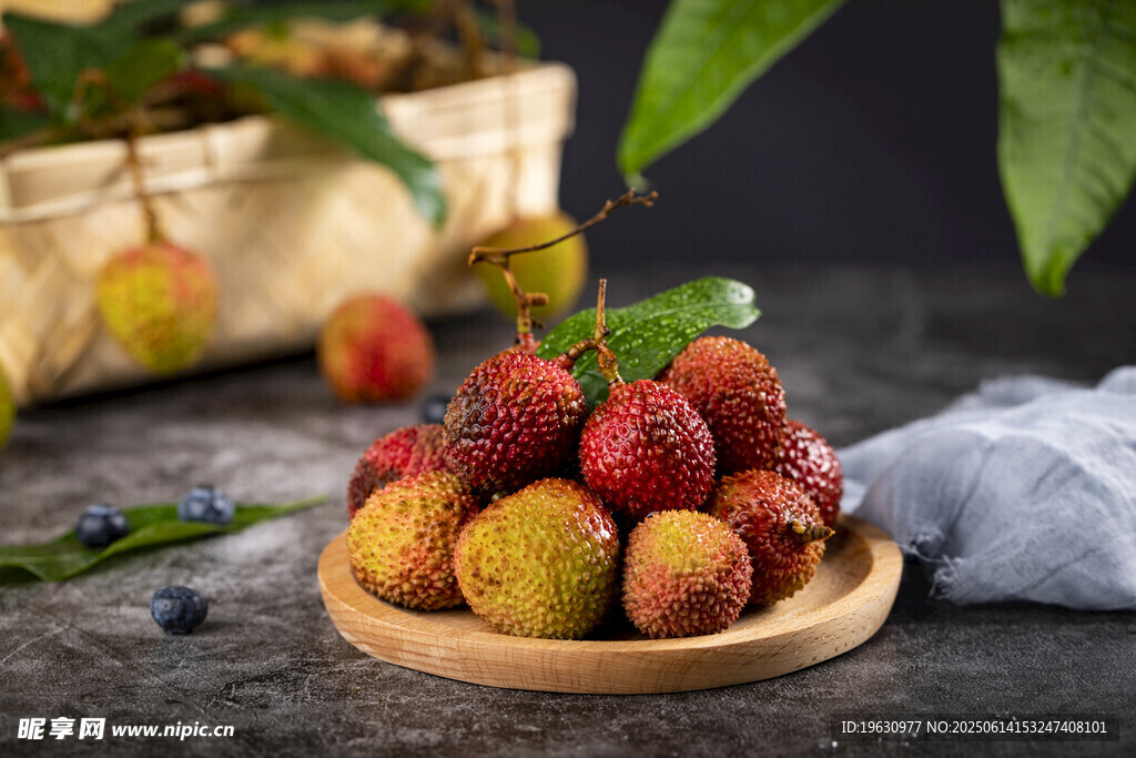 木盘上新鲜诱人的荔枝