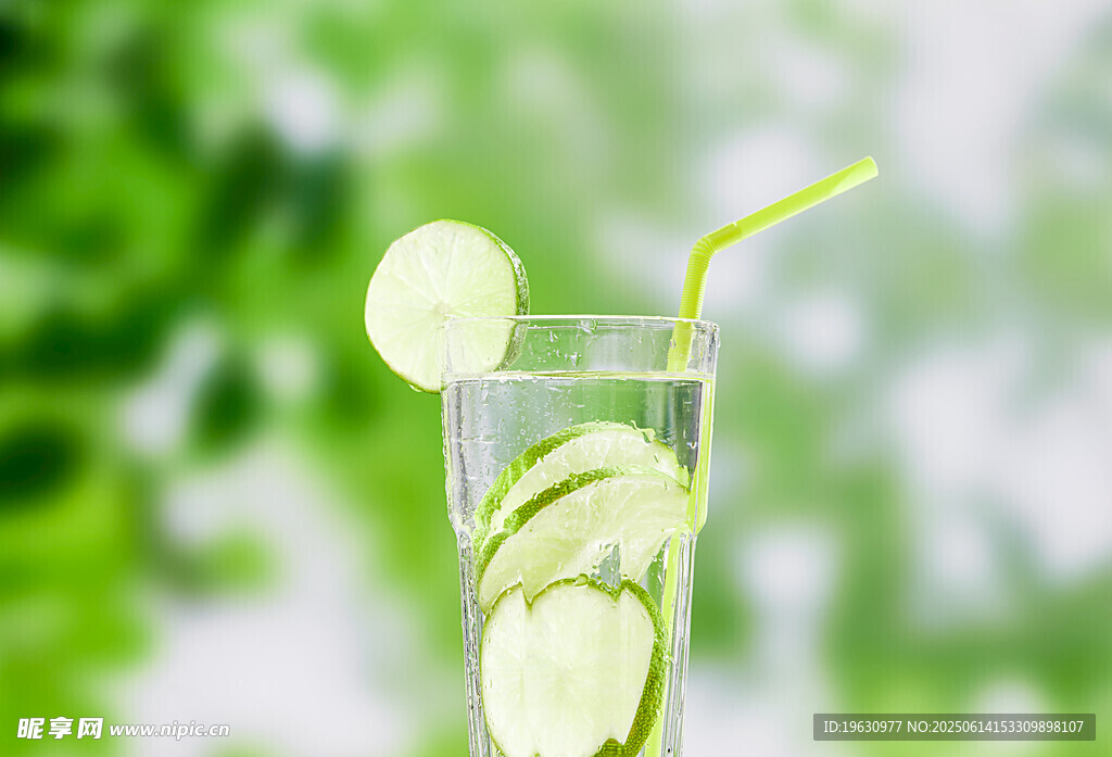 清新青柠气泡水饮品