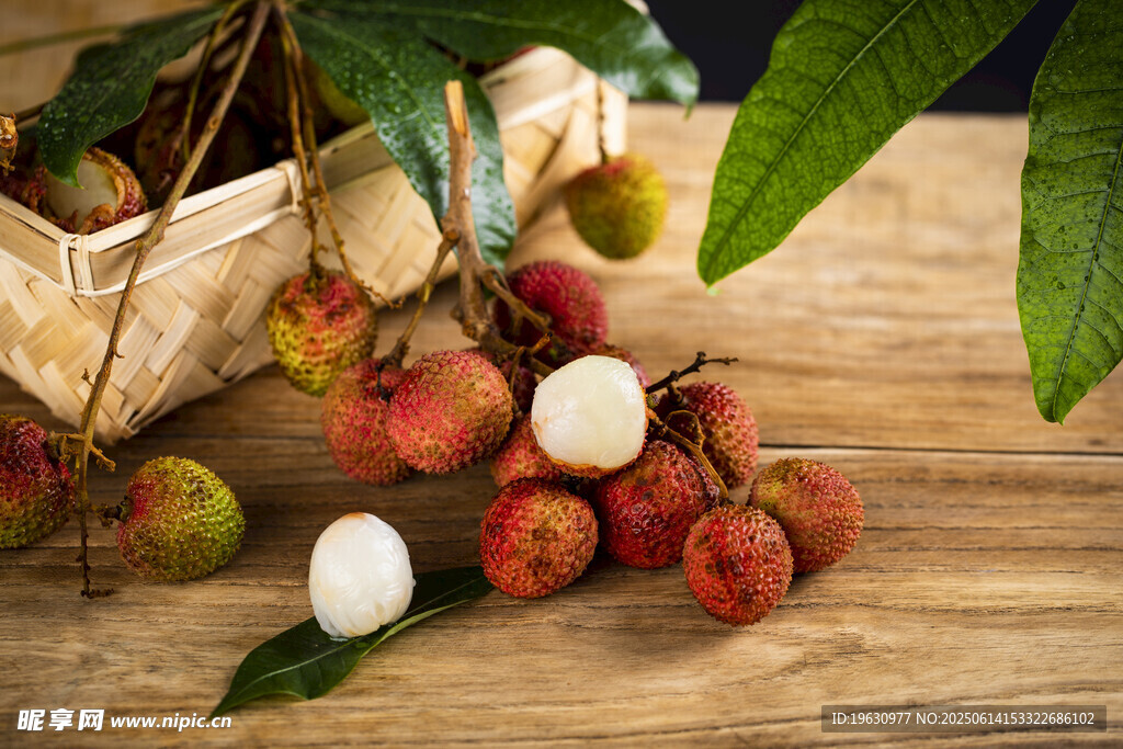 新鲜荔枝摆放在木桌上
