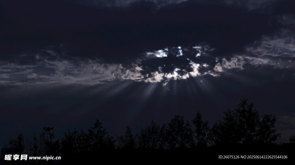 夜空下穿透云层的光束