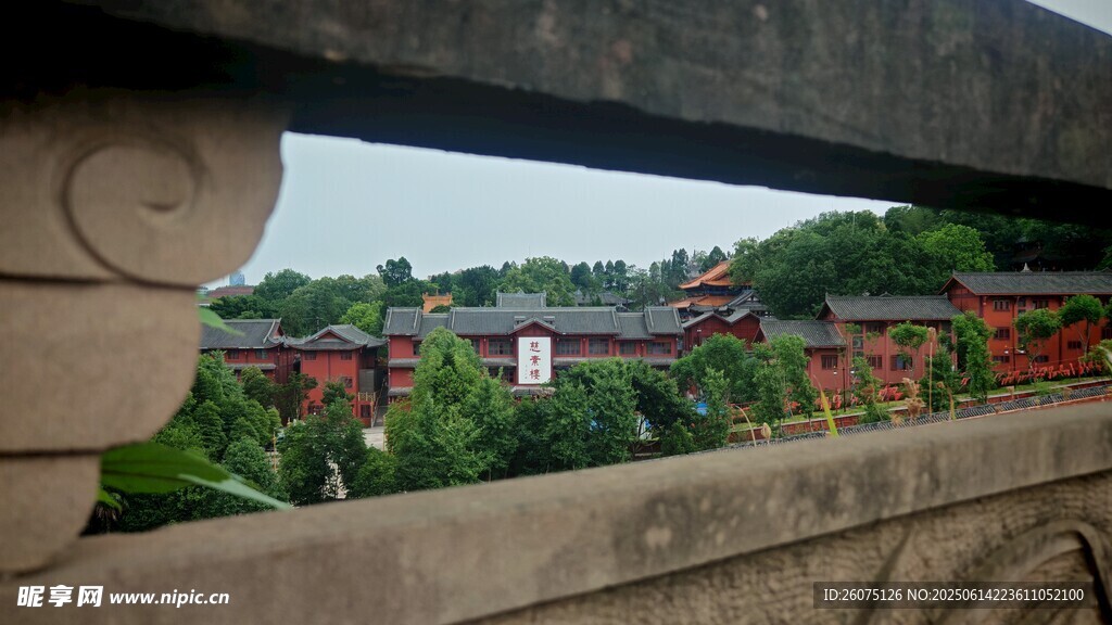 透过栏杆看远处风景