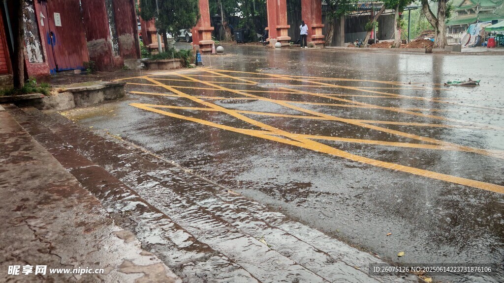 雨后积水的城市街道