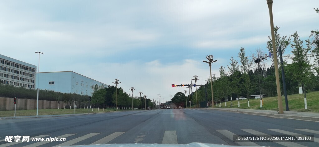 宽阔城市道路景观