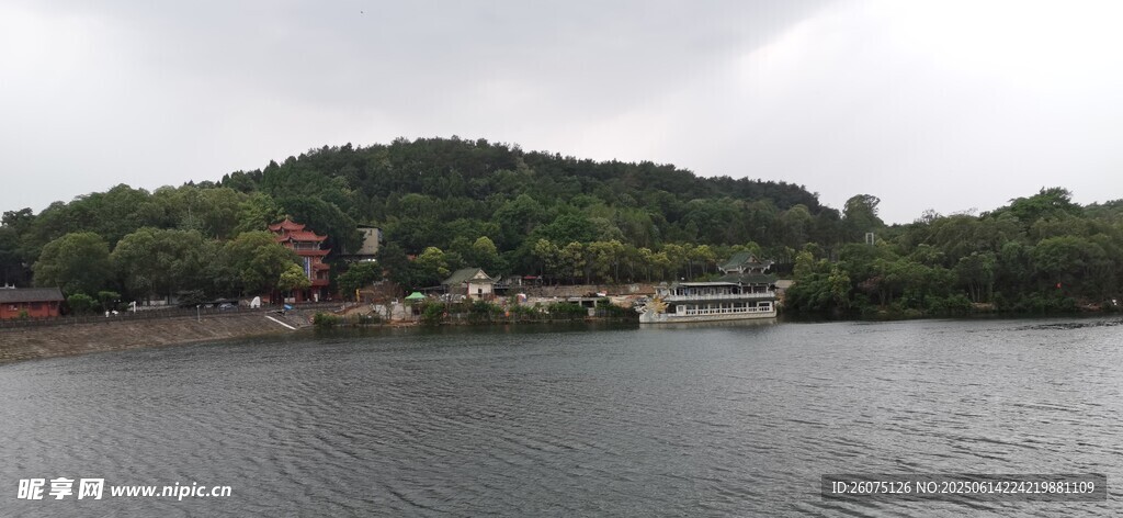 湖畔青山美景