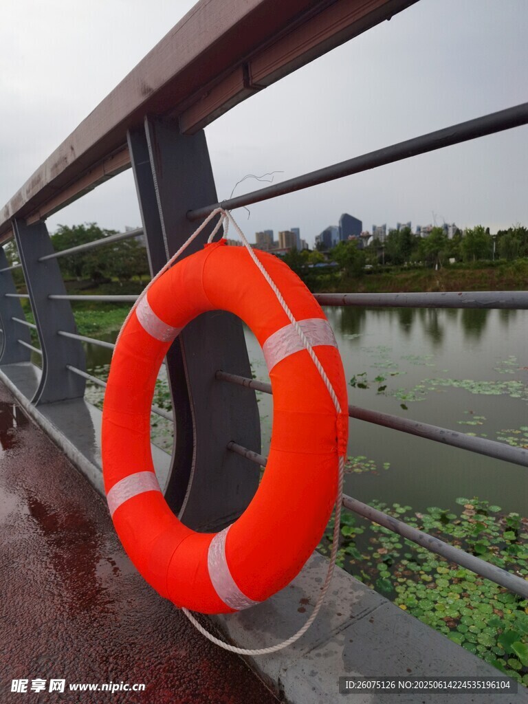桥上的橙色救生圈