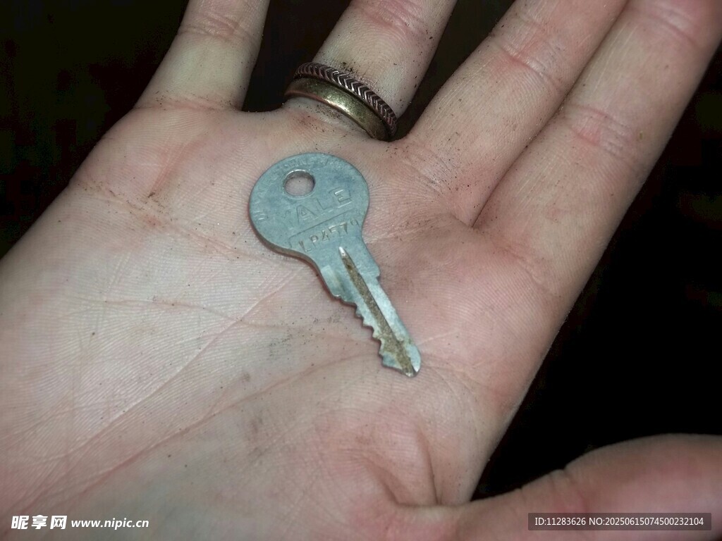 手中的旧钥匙