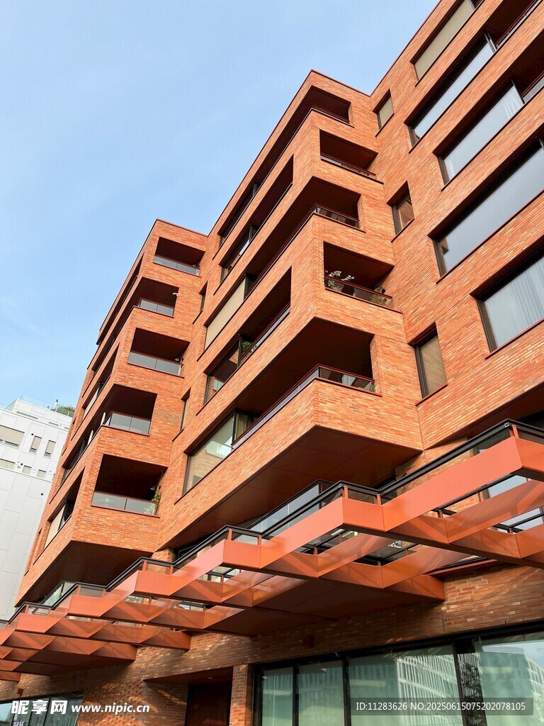 现代红砖多层建筑外观