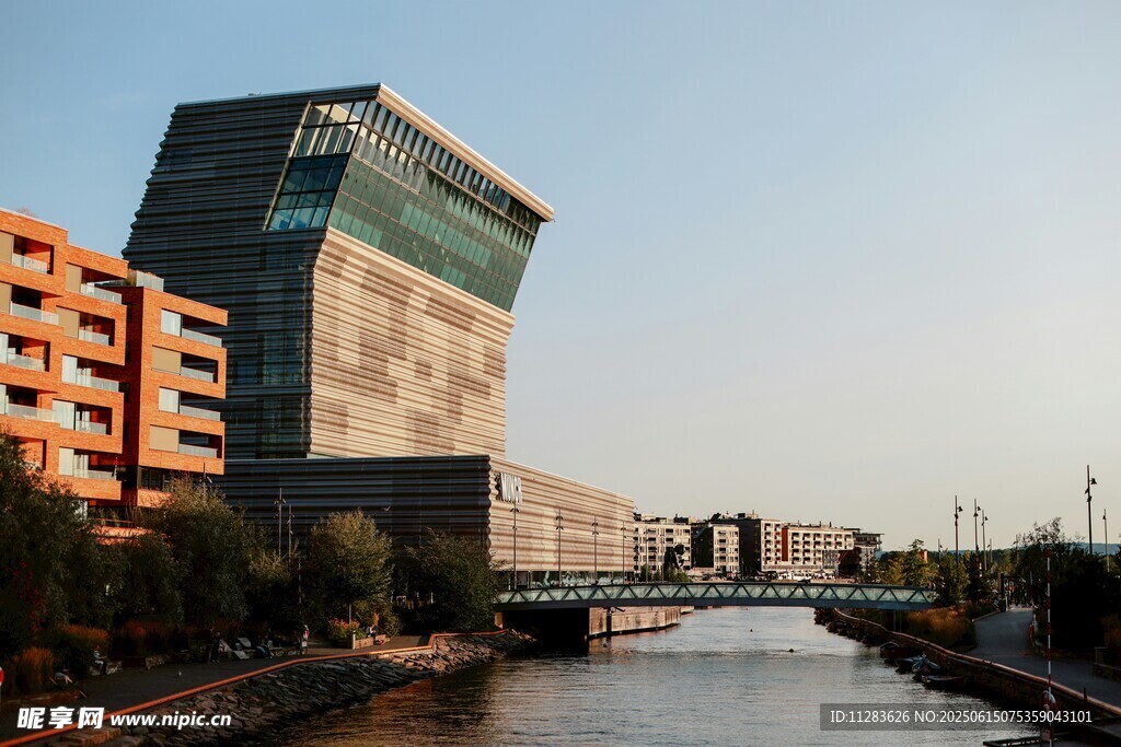 河畔现代建筑景观