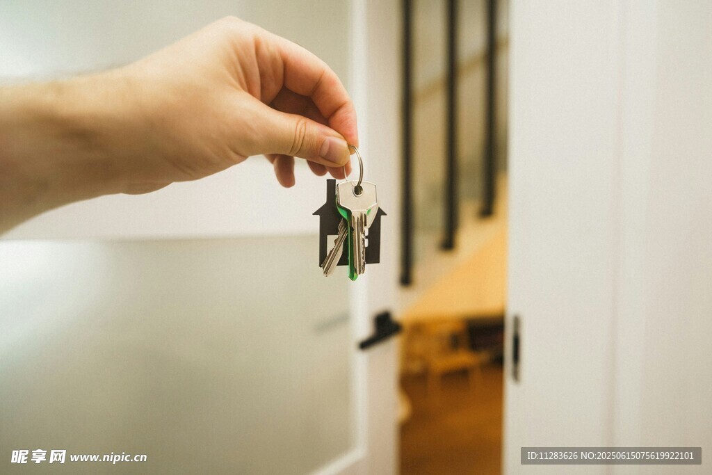 手用钥匙开启房门
