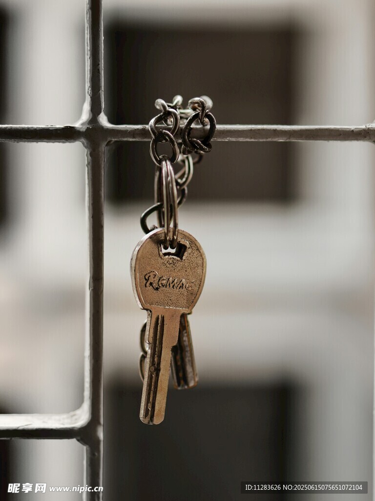 挂在金属架上的一串钥匙