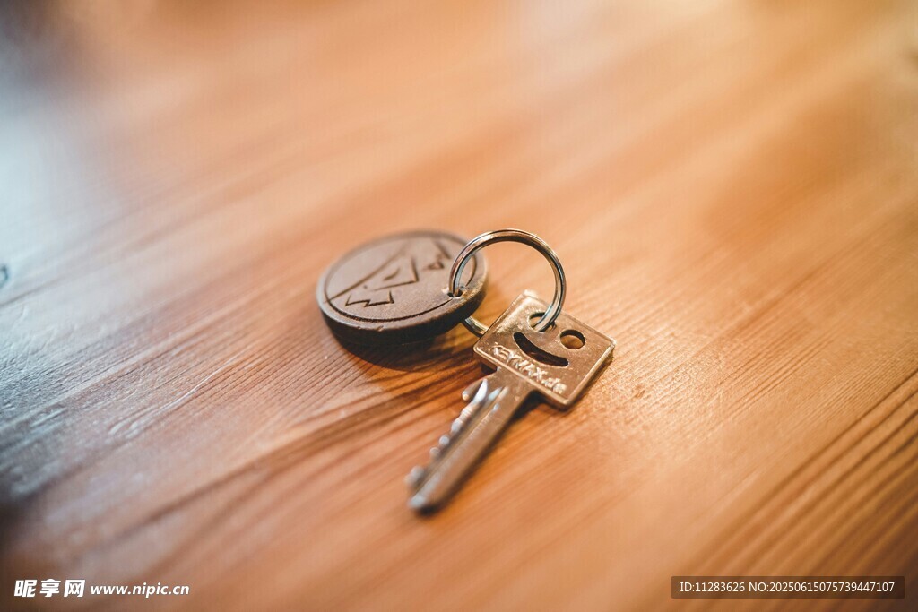 木质桌面上的钥匙与怀表