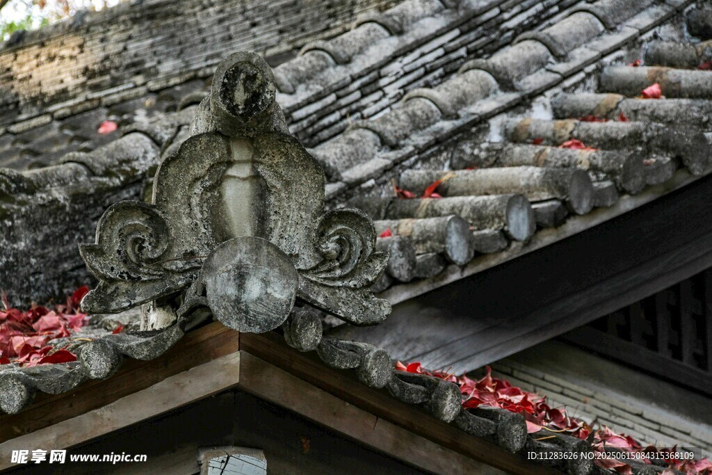 中式古建屋檐雕花装饰