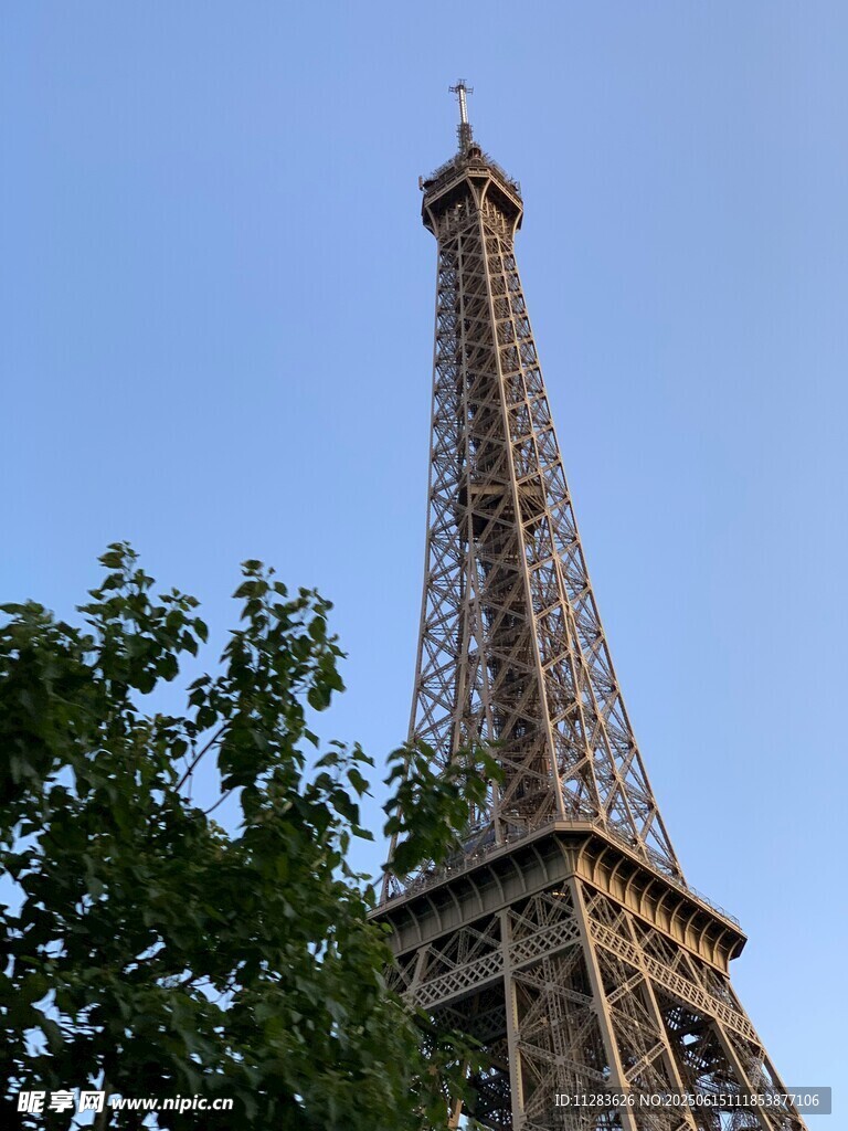 埃菲尔铁塔近景