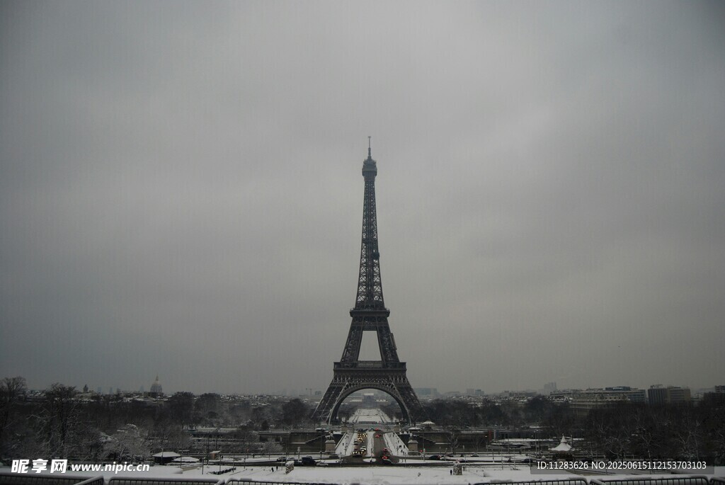 冬日埃菲尔铁塔雪景