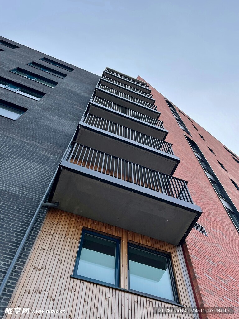 现代风格多层建筑外观