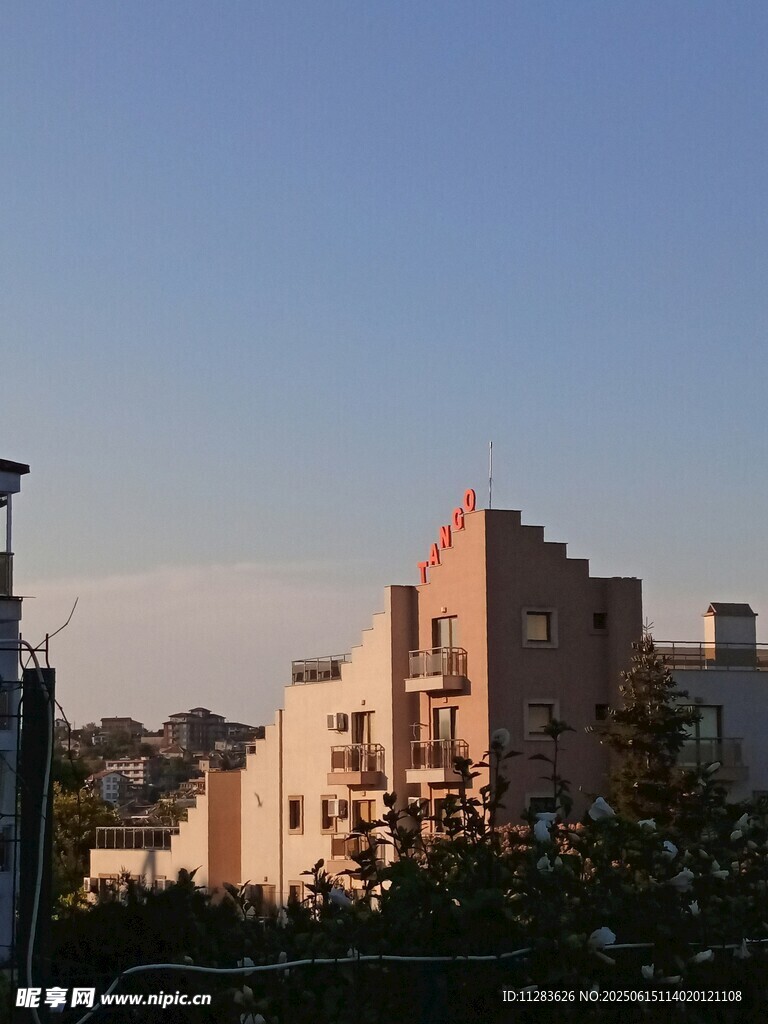 黄昏下的城市建筑景观