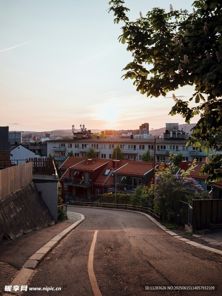 夕阳下的城市坡道风景