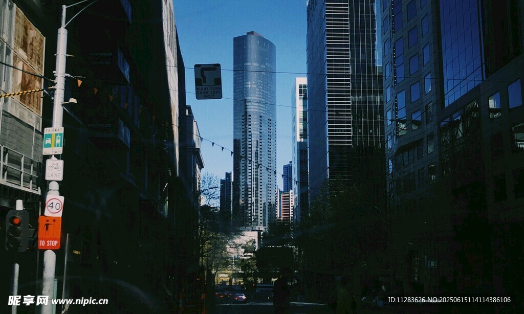 城市街道间的高楼景观