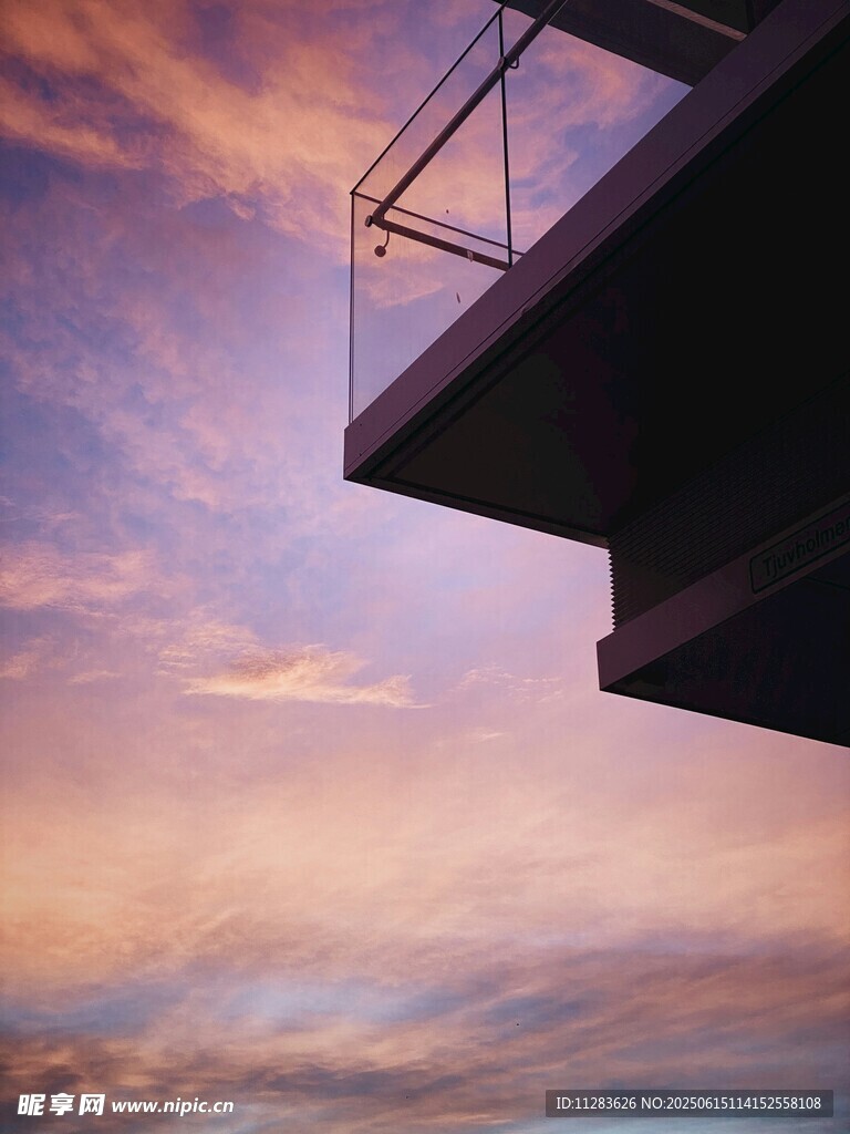夕阳下的建筑露台美景
