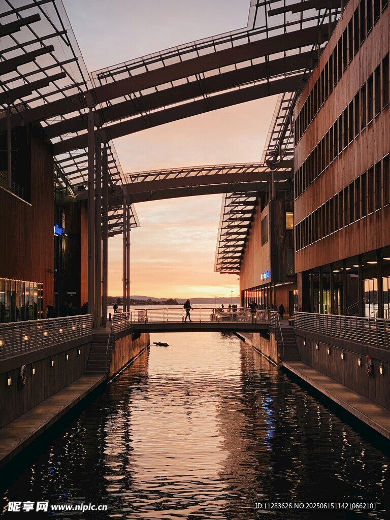 城市运河畔的现代建筑景观