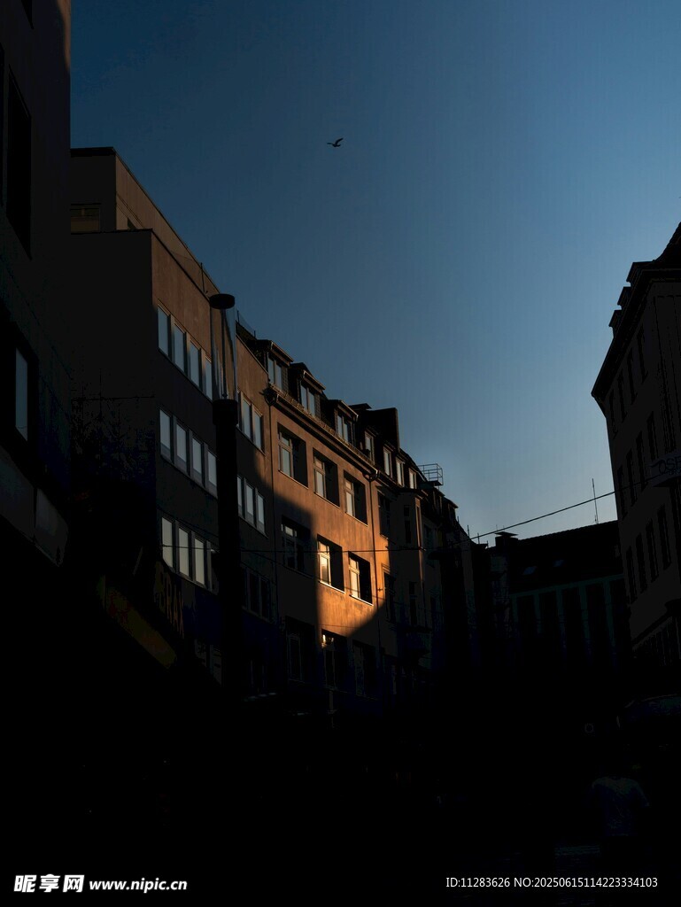 夕阳下的城市建筑剪影