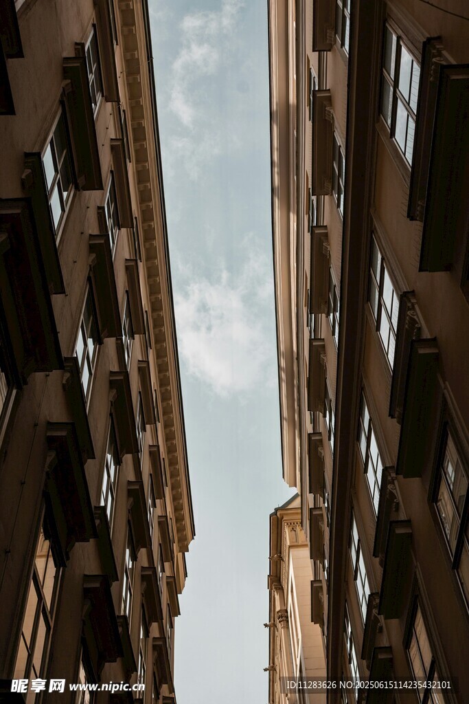 狭窄楼间的天空景象