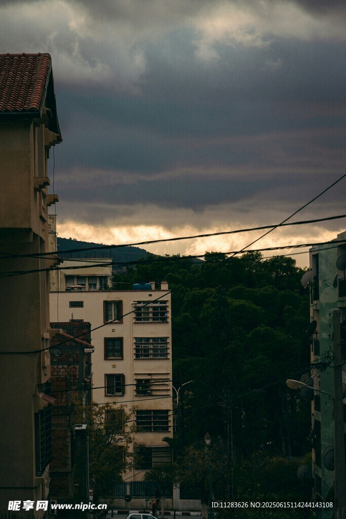 城市黄昏下的建筑与天空