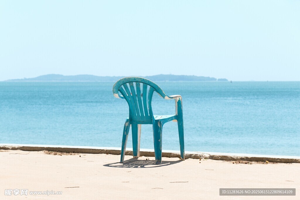 海边蓝椅