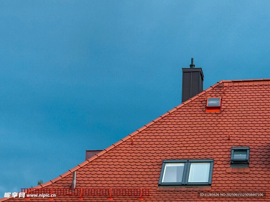 红瓦屋顶与蓝天景致