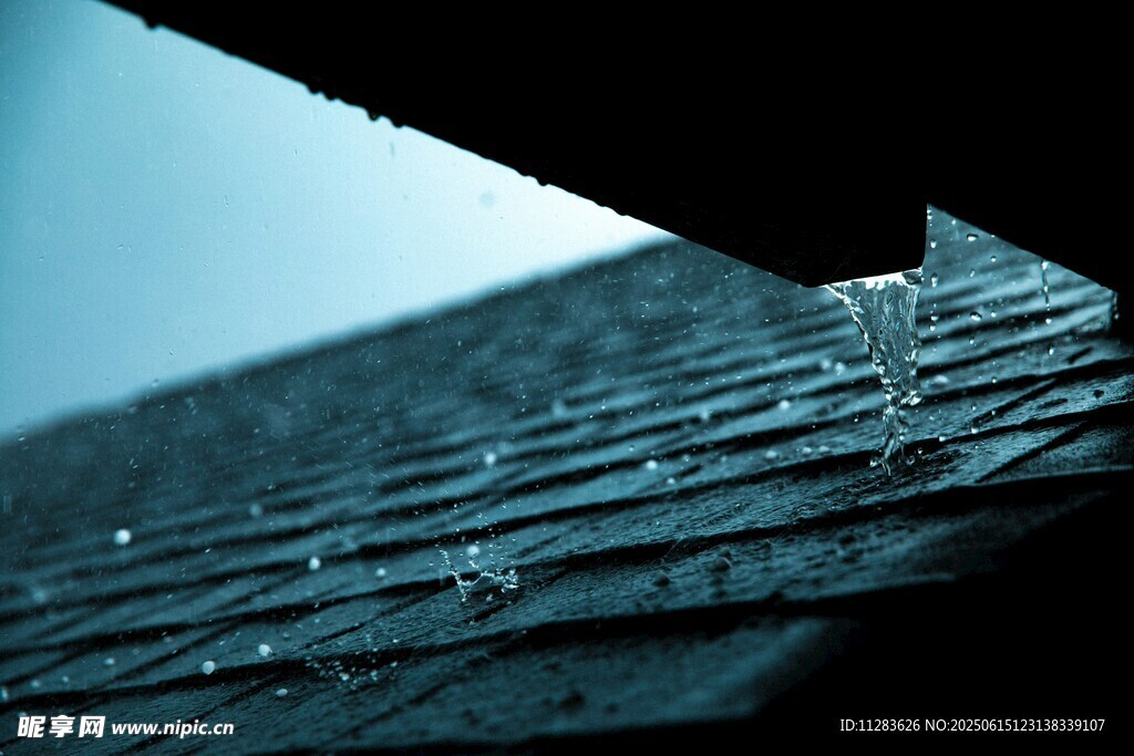 屋顶上的晶莹雨滴