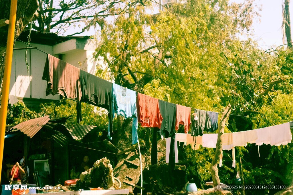 户外晾衣场景