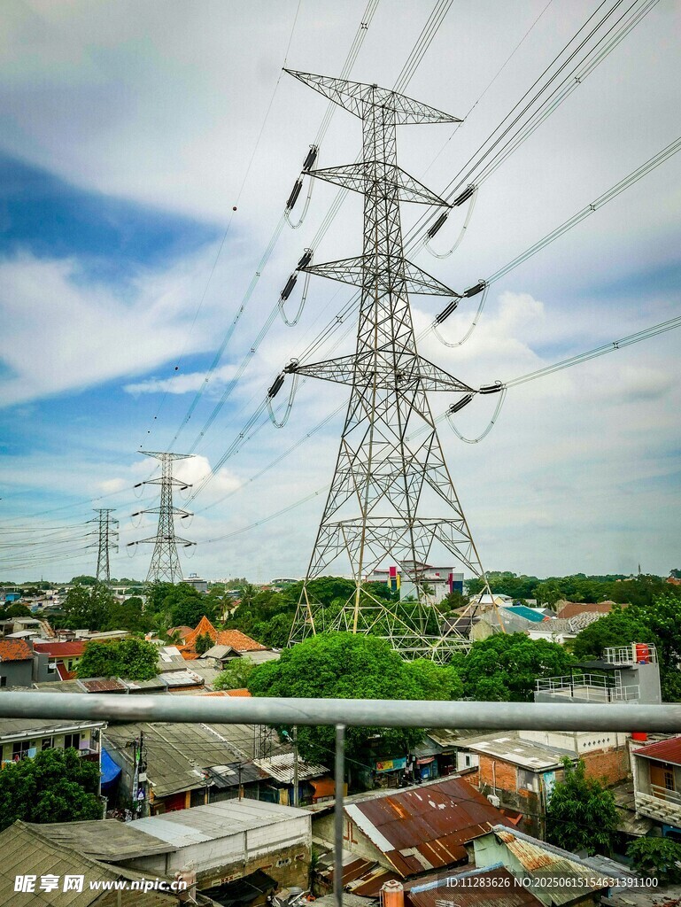 高压输电塔与城市景观