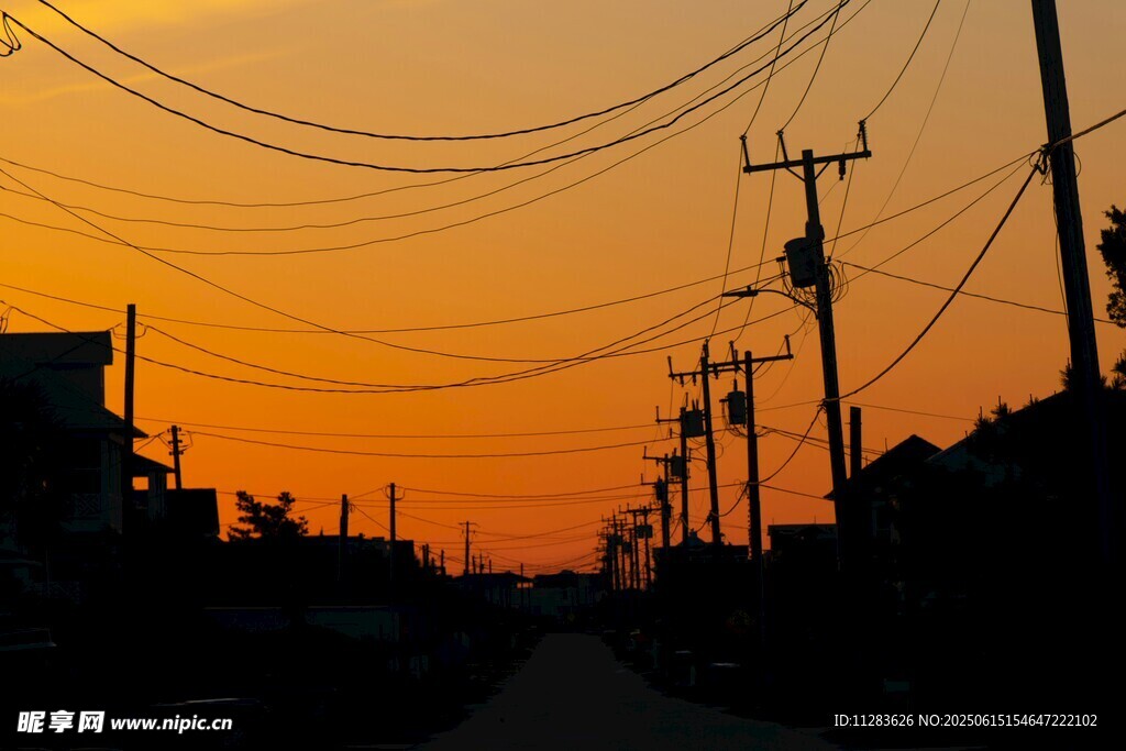 夕阳下的电线与乡村小路