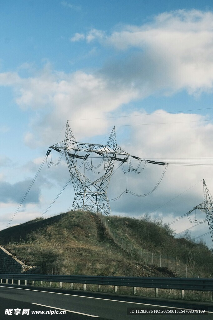 公路旁的高压输电塔景观