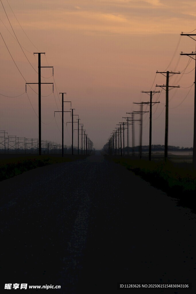 黄昏下的公路与电线杆