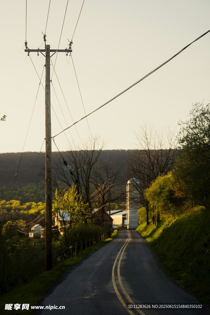 乡村公路黄昏美景