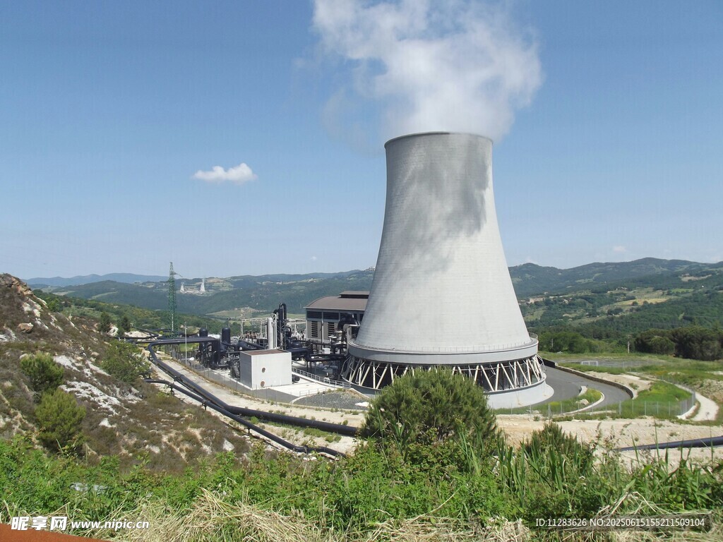 冷却塔矗立在青山环绕间