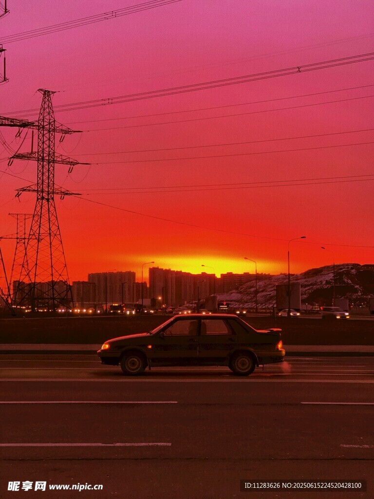 夕阳下公路上行驶的汽车