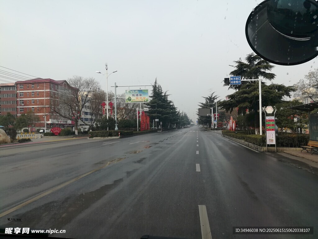城市空旷道路行车视角