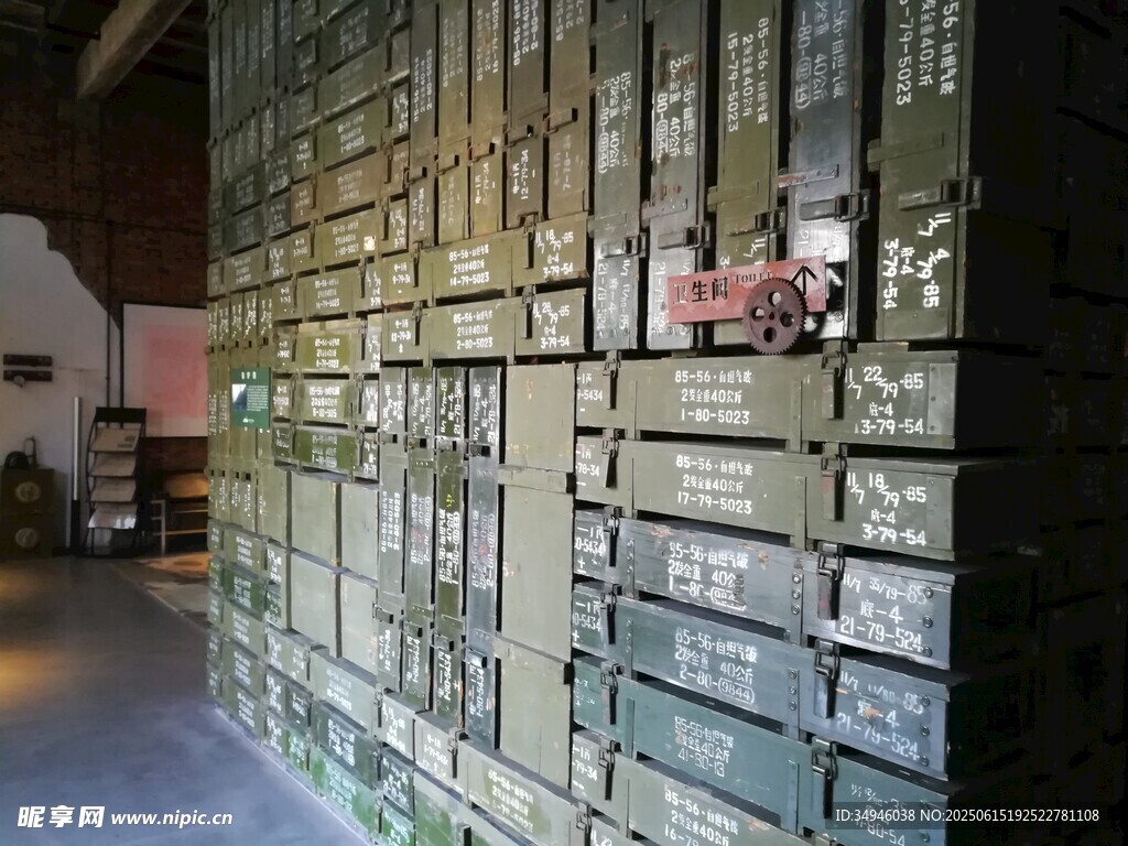 复古木箱墙展示独特风格