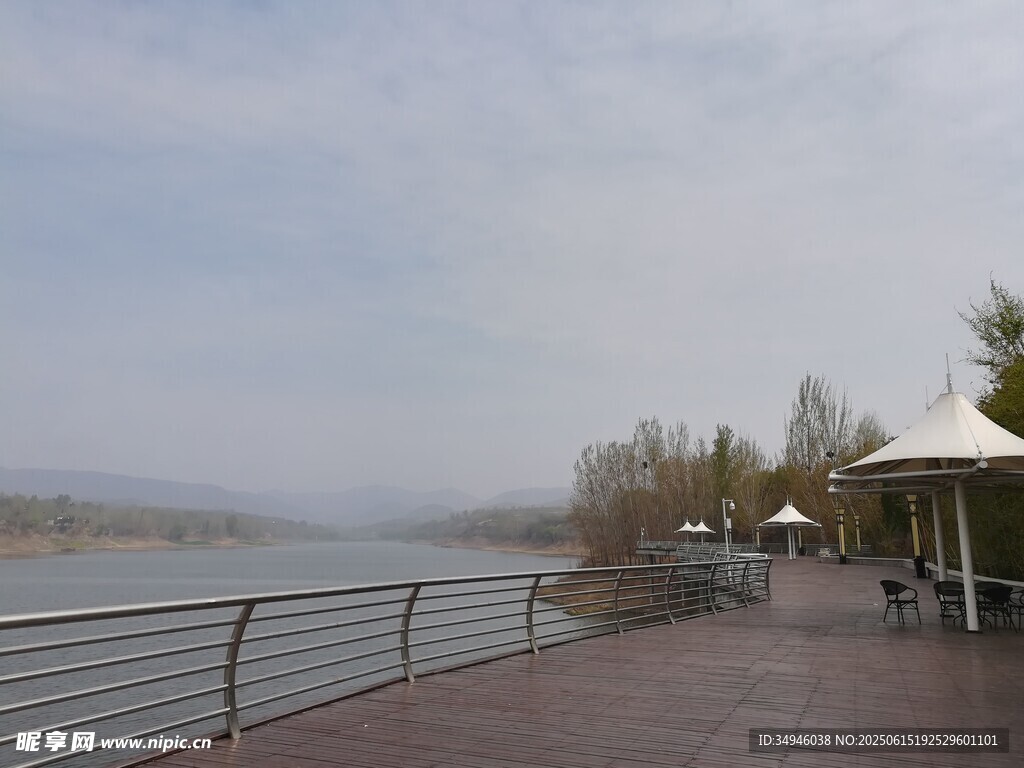 河畔休闲步道风景