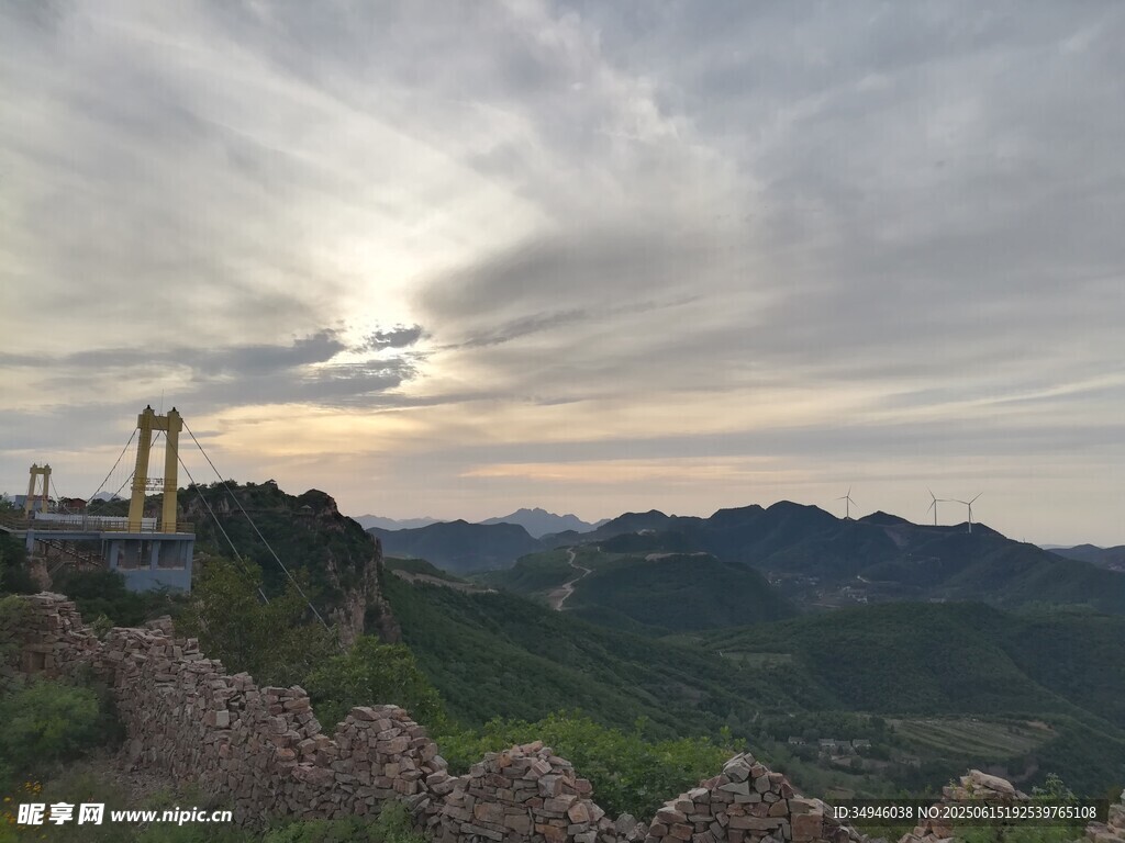 黄昏下的长城壮丽景观