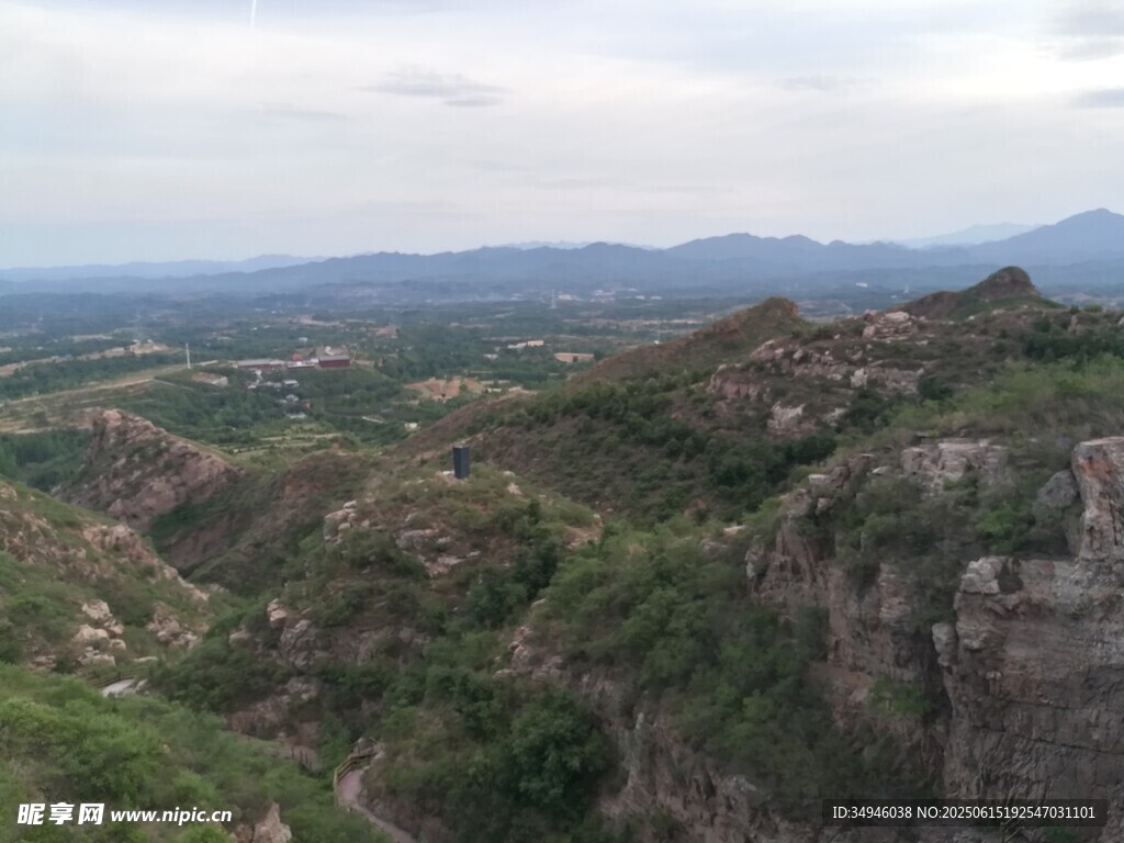 壮丽山峦风景图