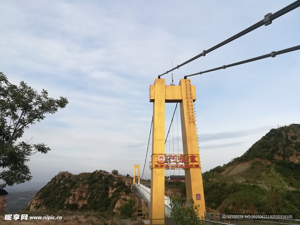 山间黄色壮观悬索桥