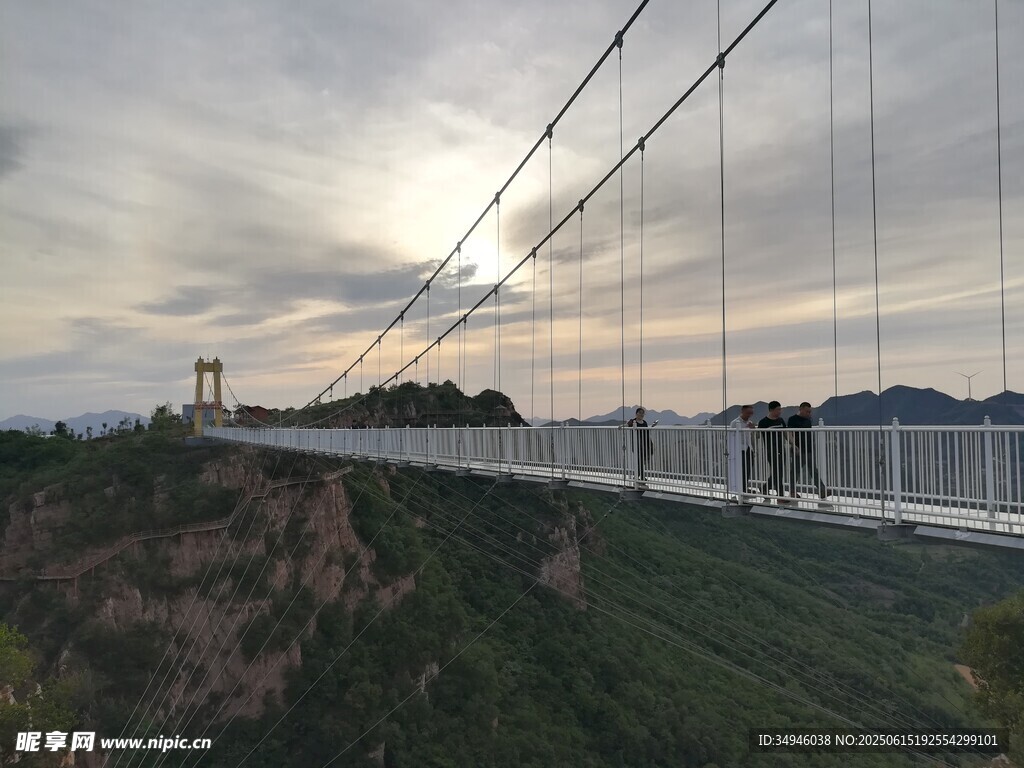 壮丽悬索桥横跨山间美景