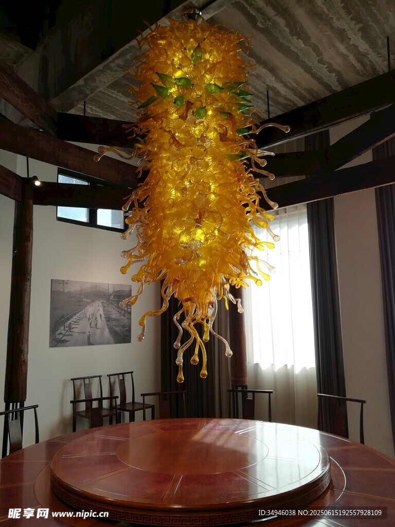 金色琉璃吊灯装点会议室