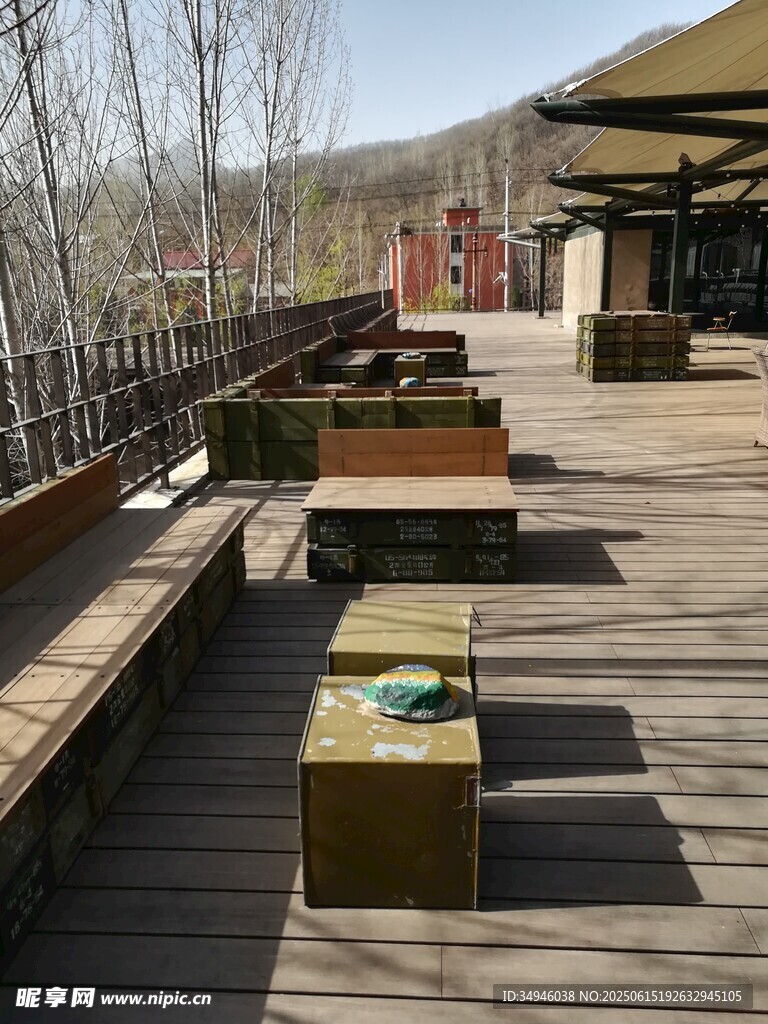 户外休闲木质平台景观