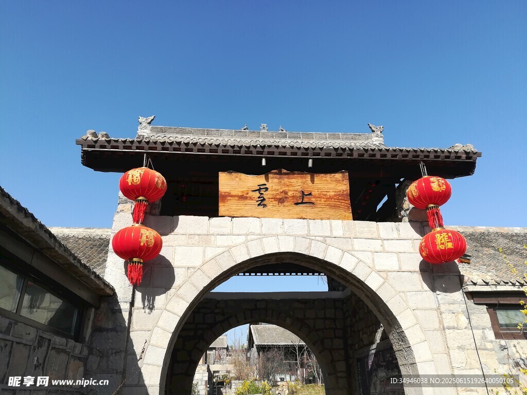 中式古门楼挂红灯笼