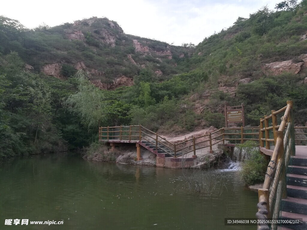 山间湖畔木质栈道景观